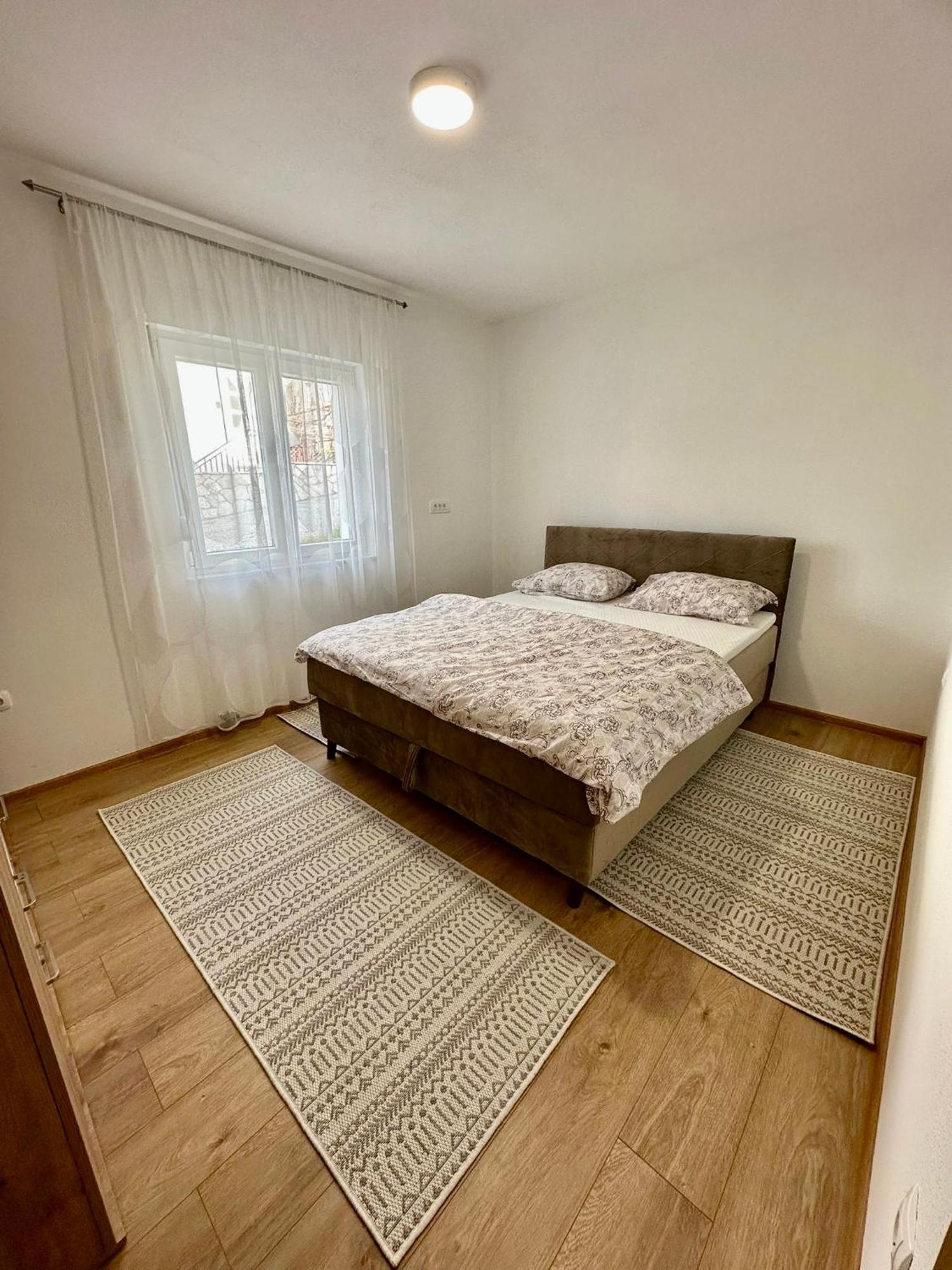 Emos Apartment *